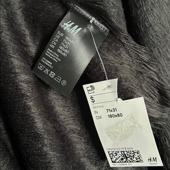 H&M Black Faux Fur Scarf 71x31 inches - Picture 3 of 4